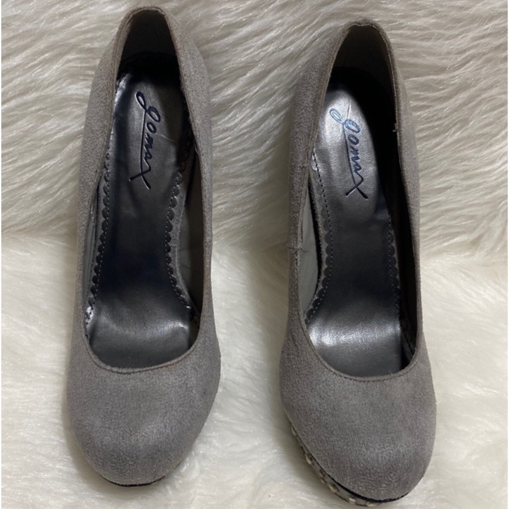 Gomax Studded Suede Pumps